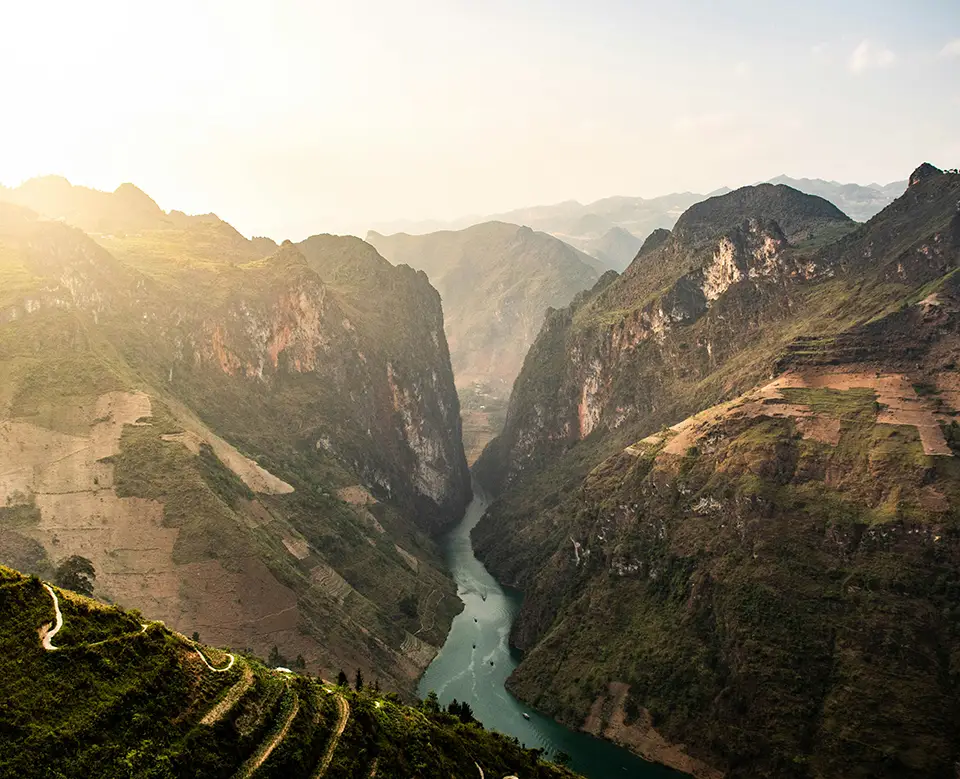 Paysage montagneux du Ha Giang Loop avec rivière encaissée entre falaises, au nord du Vietnam.