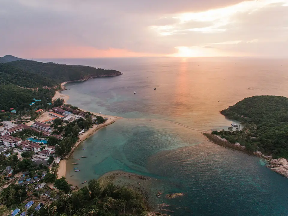 Vue aérienne de Koh Phangan au coucher du soleil, en Thaïlande.