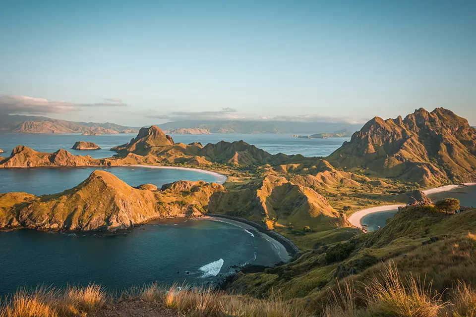 Paysage de l’île de Komodo avec collines et baies turquoise, Indonésie.