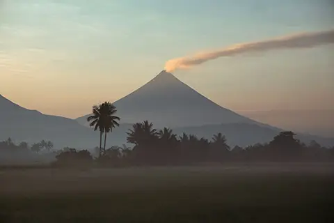 Volcan conique au lever du soleil