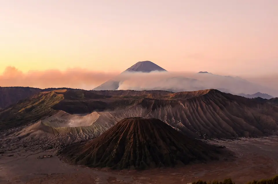 Caldeira du mont Bromo au lever du soleil