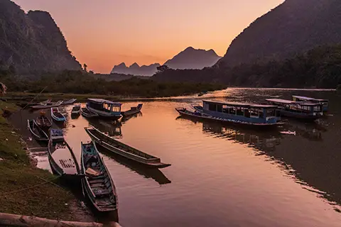 Bateaux amarrés sur une rivière au coucher du soleil