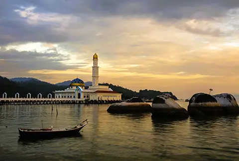 Jetée avec petit bateau et mosquée