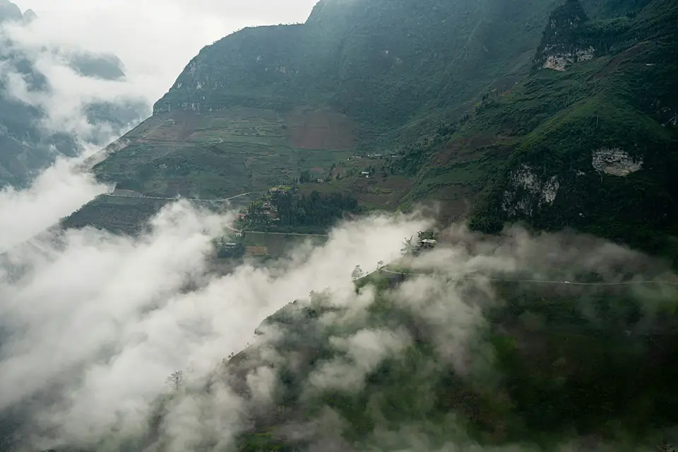 Vallée montagneuse couverte de nuages bas