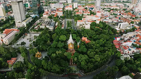 Vue aérienne d’un grand parc urbain et d’un temple au milieu de la ville.