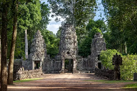 Entrée de temple en pierre avec piliers anciens