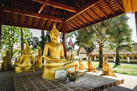 Statues de Bouddha dorées sous un pavillon