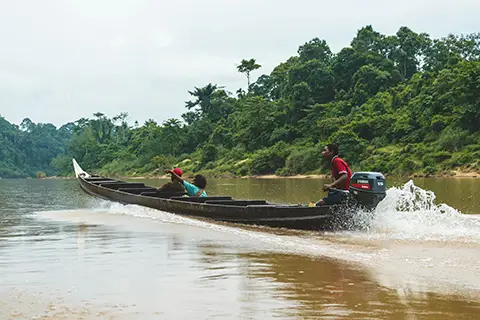 Longboat filant sur une rivière brune