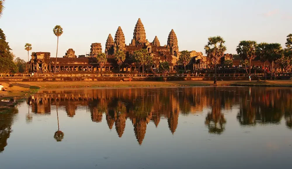 Angkor Wat reflété dans un bassin au lever du soleil