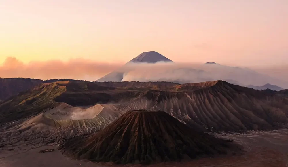 Caldeira du mont Bromo au lever du soleil