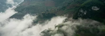 Vallée montagneuse couverte de nuages bas
